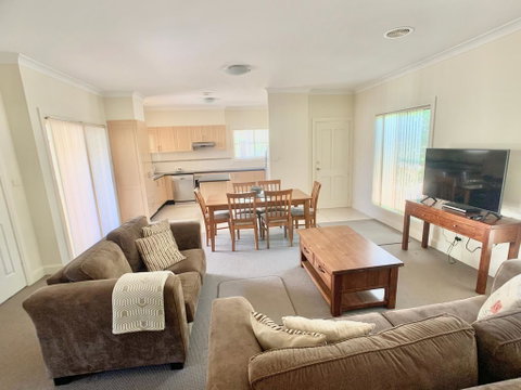 Spacious 2 Bed, 2 Bath Villa - Central Location - Quiet - Accommodation Australia 0
