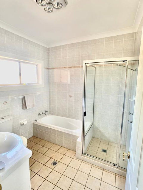 Spacious 2 Bed, 2 Bath Villa - Central Location - Quiet - Accommodation Australia 3