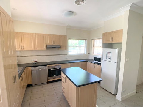 Spacious 2 Bed, 2 Bath Villa - Central Location - Quiet - Accommodation Australia 1
