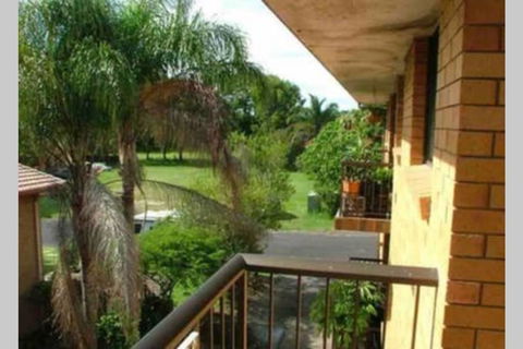 Spacious 2 Bedroom Beach Side Apartment - Close To Shopping Centre With Coles, Health Food Shop, Sushi, Pizza, Cafes, Hairdresse - Accommodation Australia 3