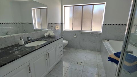 Spacious 2 Bedroom Unit, Private Bath, Kitchen, RV Parking On 5 Acres, 10 Min To Fraser Island Barge - Local Tourism 2