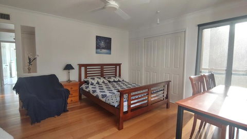 Spacious 2 Bedroom Unit, Private Bath, Kitchen, RV Parking On 5 Acres, 10 Min To Fraser Island Barge - Local Tourism 1