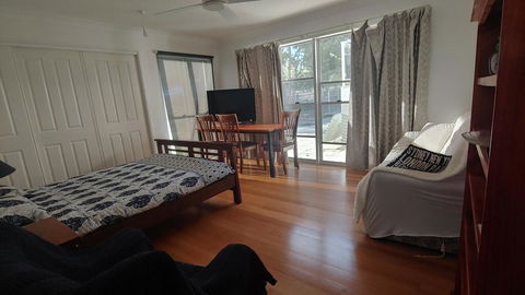Spacious 2 Bedroom Unit, Private Bath, Kitchen, RV Parking On 5 Acres, 10 Min To Fraser Island Barge - Local Tourism 3