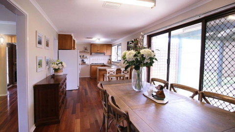Spacious And Cozy Home Next To Glen Waverley - Accommodation Australia 1