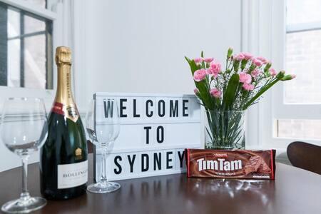 Spacious Harbour View 4bd Home In Sydney CBD - Bed n Breakfasts 1