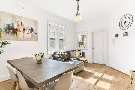 Spacious Harbour View 4bd Home In Sydney CBD - Bed n Breakfasts 0