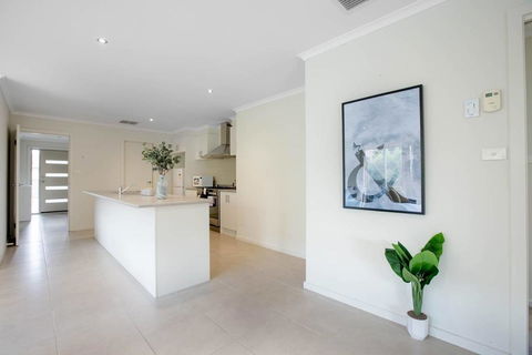 Spacious Lovely 5Beds Home@Point Cook - Local Tourism 3