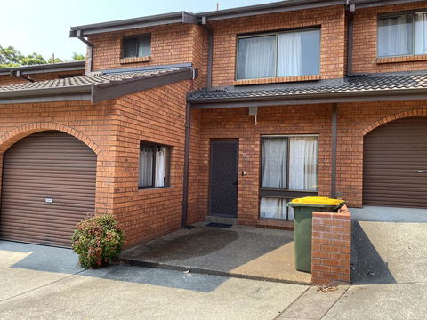 Spacious Townhouse In Wollongong - Accommodation Australia 3