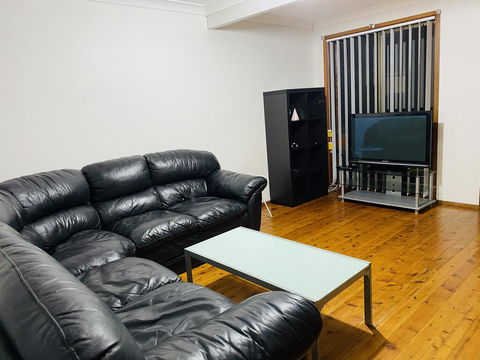 Spacious Townhouse In Wollongong - Accommodation Australia 1