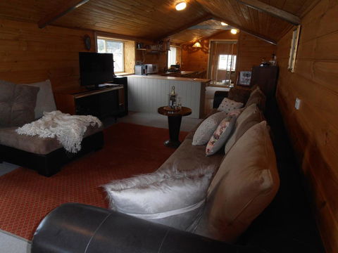 Springmead Rustic Cabin - Accommodation Australia 3