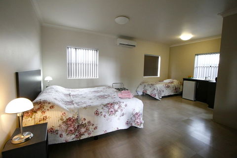 Station Hotel Motel Kurri - Australia Shopping 2