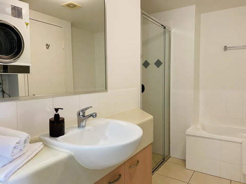 Steps From Mudjimba Beach 3 BR Apt Sunshine Coast With WIFI,Pool,Parking - Australia Shopping 2