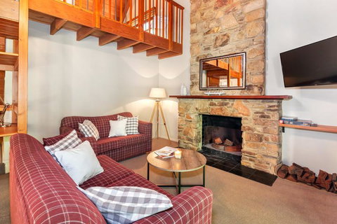 Stonehenge Retreat - Accommodation Australia 3
