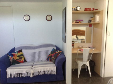 Studio Apartment With Seaview - Accommodation Australia 3