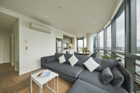 STUNNING 2 BED 2 BATH STYLISH UNIT // FREE PARKING - Accommodation Australia 3