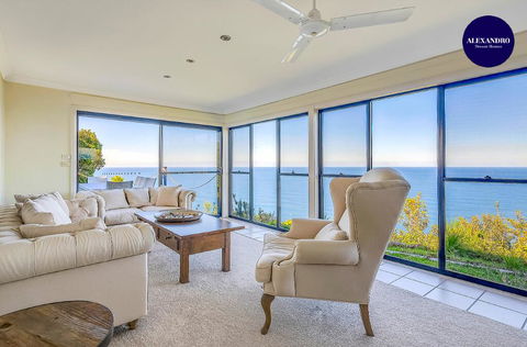 STUNNING CLIFF TOP HOME // POOL & GAMES - Accommodation Australia 0
