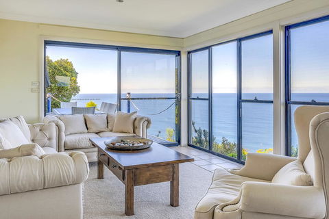STUNNING CLIFF TOP HOME // POOL & GAMES - Accommodation Australia 2
