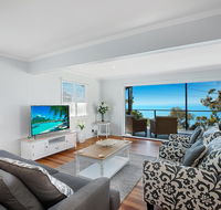 Stunning Family Escape on the Point With Bay Views - Accommodation Australia