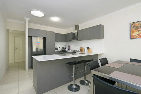 Stunning Home Near Scarborough Beach Sleeps 11 - Accommodation Australia 1