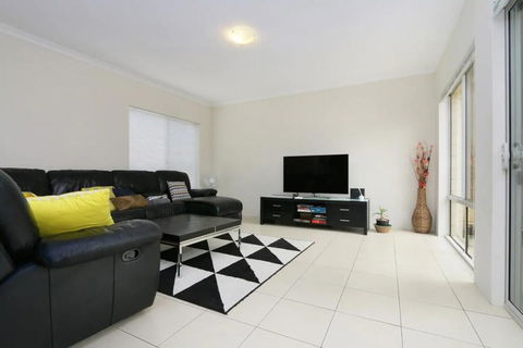 Stunning Home Near Scarborough Beach Sleeps 11 - Accommodation Australia 0