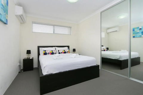 Stunning Home Near Scarborough Beach Sleeps 11 - Accommodation Australia 3