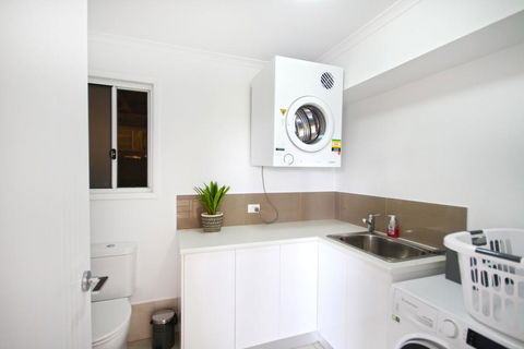 STUNNING HOME WITH SPECTACULAR VIEWS AND CLOSE TO THE BEACH - Accommodation Australia 1