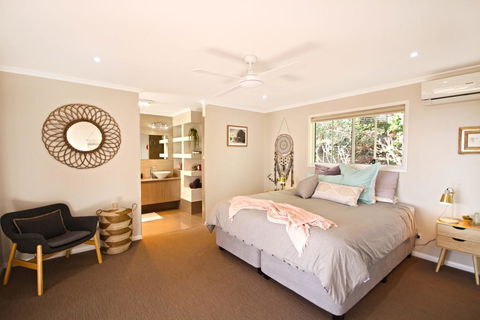 STUNNING HOME WITH SPECTACULAR VIEWS AND CLOSE TO THE BEACH - Accommodation Australia 3