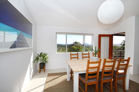 STUNNING HOME WITH SPECTACULAR VIEWS AND CLOSE TO THE BEACH - Accommodation Australia 2
