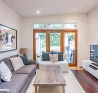 Stunning Townhouse- Quiet Street Close to CBD - Accommodation Australia