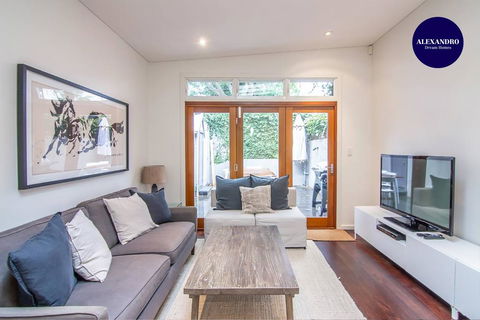 Stunning Townhouse- Quiet Street Close To CBD - Accommodation Australia 0