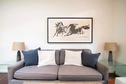 Stunning Townhouse- Quiet Street Close To CBD - Accommodation Australia 3