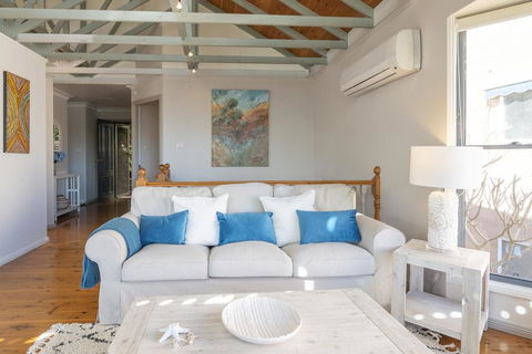 STUNNING WATERFRONT ESCAPE AT DALEYS POINT - Local Tourism 3