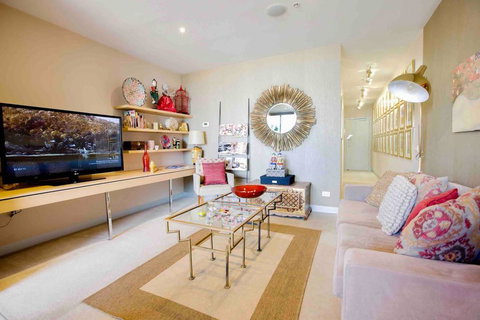 Stylish 1 Bedroom Apartment Amazing City Views - Local Tourism 2