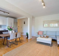 Stylish and Spacious Beach Apartment - Accommodation Australia