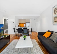 Stylish Apartment With Large Balcony and Parking - Accommodation Australia