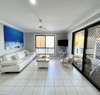STYLISH RESIDENCE LARGE PRIVATE YARD - CLOSE TO DREAMWORLD - Accommodation Australia