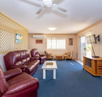 Stylish Unit Opposite Foreshore - Sylvan Beach Esp Bellara - Accommodation Australia