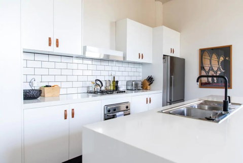 Stylish Warehouse Conversion In The Heart Of Fitzroy - Bed n Breakfasts 3