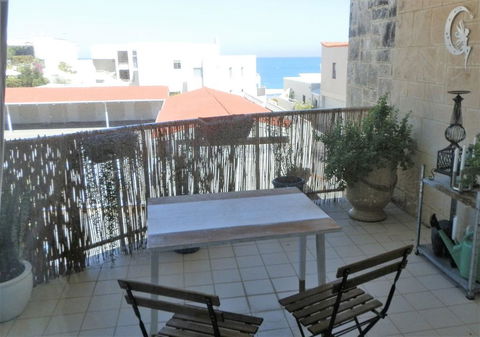 Sun, Sand, Sea And Salty Kisses Cottesloe Beach House - Accommodation Australia 3