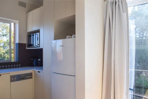 Sun-Drenched 1 Bed Studio Apt Newtown Parking - Accommodation Australia 1