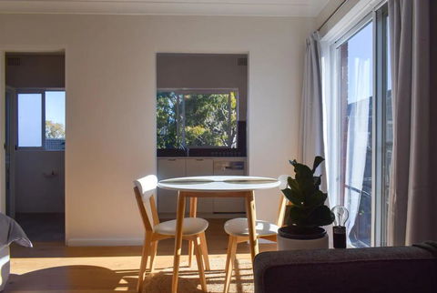 Sun-Drenched 1 Bed Studio Apt Newtown Parking - Accommodation Australia 0