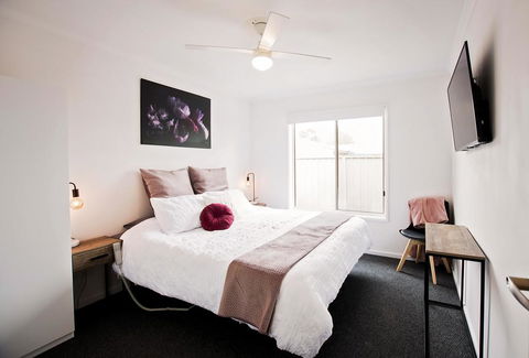 Sunny Shackell - Echuca Moama Holiday Accommodation - Local Tourism 0