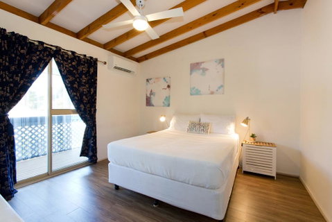 Surf And Sunsets, Beach Holiday Home Mandurah - Accommodation Australia 3