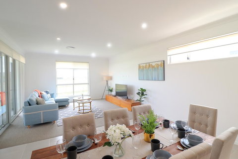 Surfers Paradise At Catherine Hill Bay - Australia Shopping 2