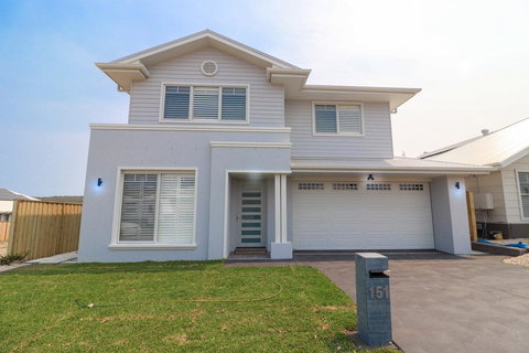 Surfers Paradise At Catherine Hill Bay - Local Tourism 1
