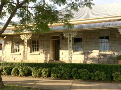 Surgeon's Cottage - Bed n Breakfasts 0