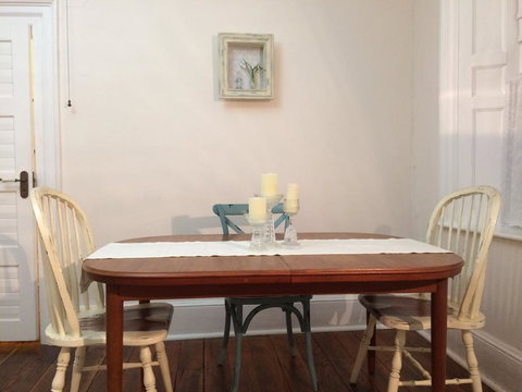 Surgeon's Cottage - Bed n Breakfasts 2