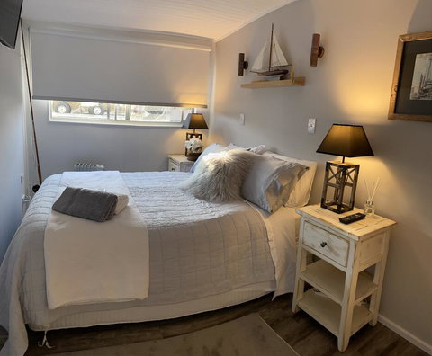 Swamp Fox Luxury 2BR Dutch Barge - Accommodation Australia 1