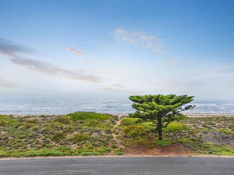 Tahren Beachfront Shack - Local Tourism 3