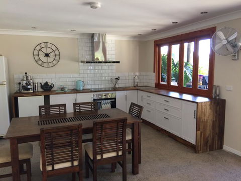 TAKURA HEIGHTS Modern Country Apartment With Pool Access - Accommodation Australia 0